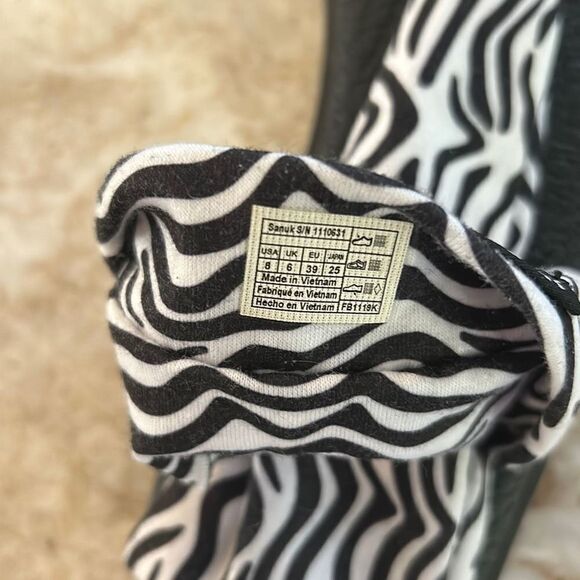 Sanuk  Zebra Sandals Size 8 - Picture 5 of 7